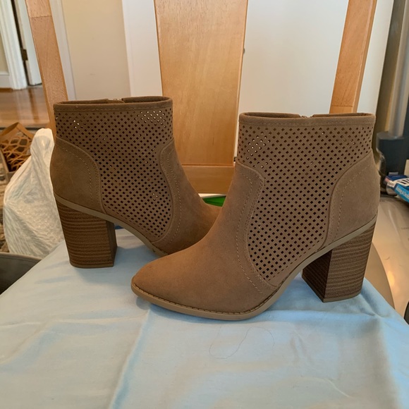 Shoes - Tan booties nude heel